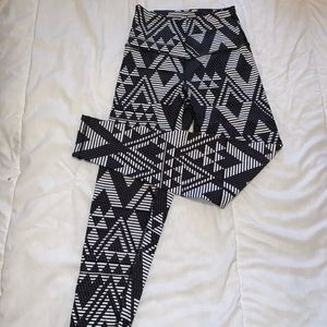 Black and White 7/8 Length Aerie Move Leggings